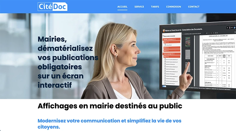 Site Citedoc : une personne consulte les documents d'une mairie sur un écran tactile